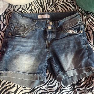 NO BOUNDARIES JEAN SHORTS